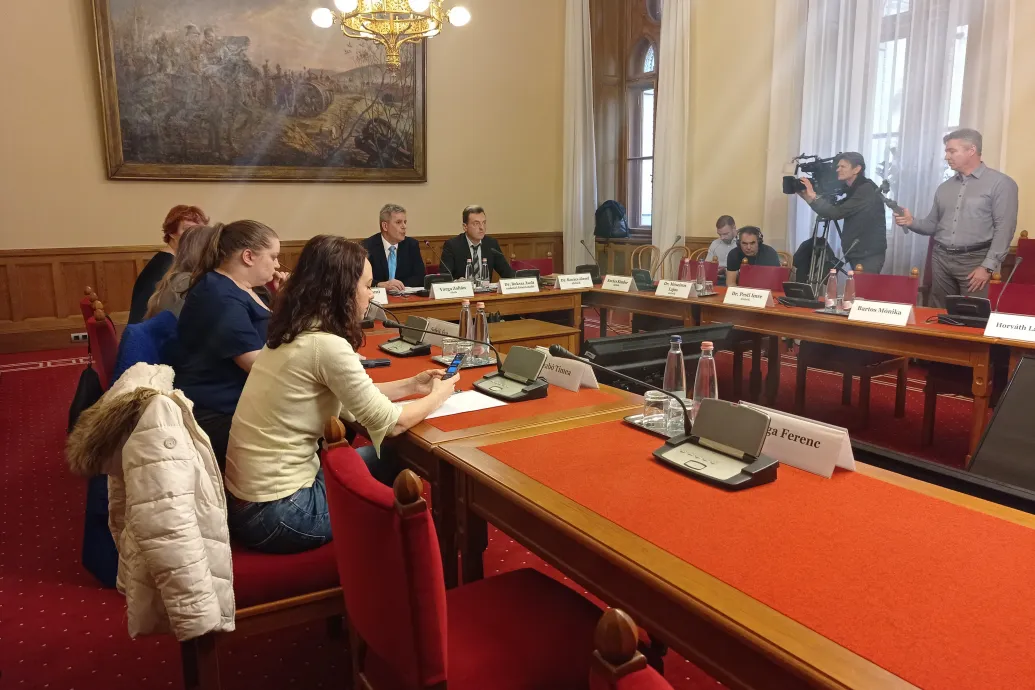 Sem Pintér, sem a kormánypárti képviselők nem mentek el a bicskei ügy miatt összehívott meghallgatásra