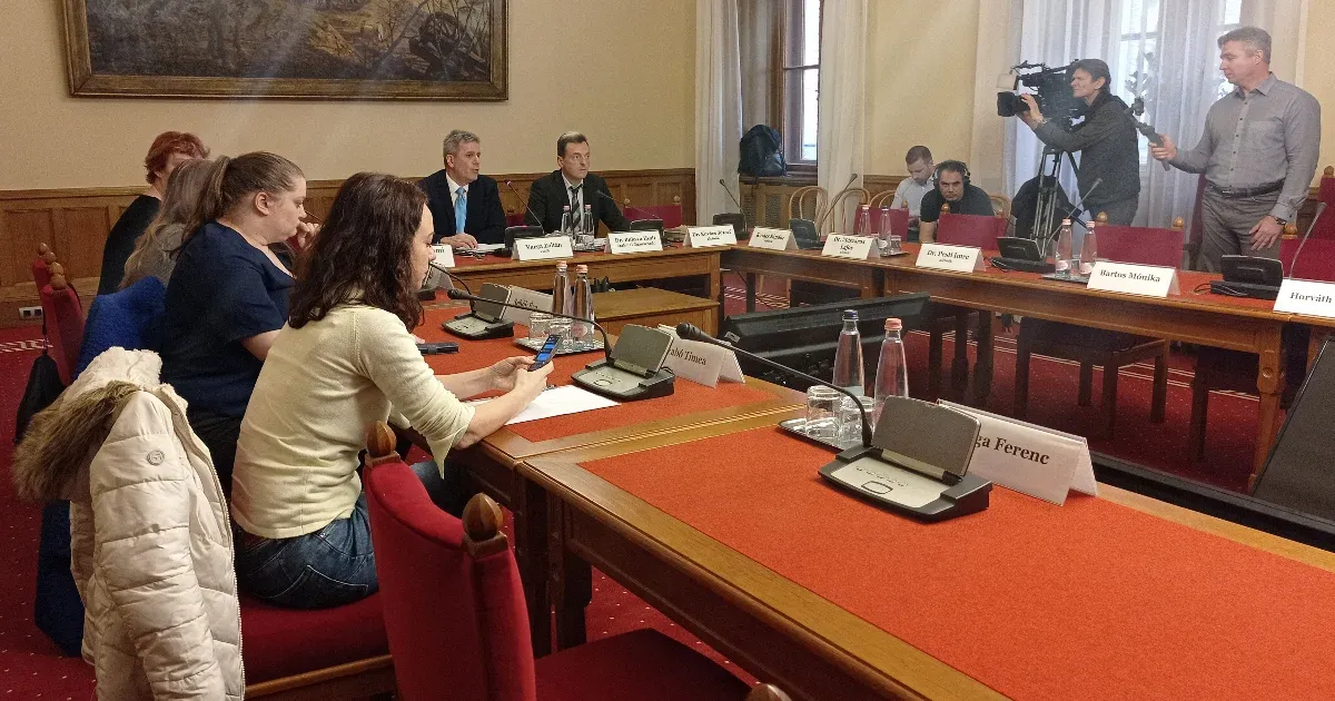 Sem Pintér, sem a kormánypárti képviselők nem mentek el a bicskei ügy miatt összehívott meghallgatásra