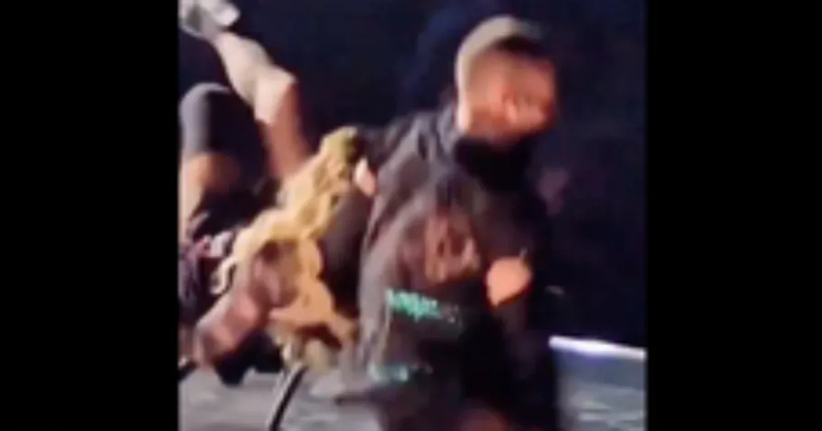 Koncert közben esett hátra egy székkel Madonna