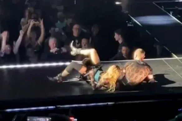 Koncert közben esett hátra egy székkel Madonna