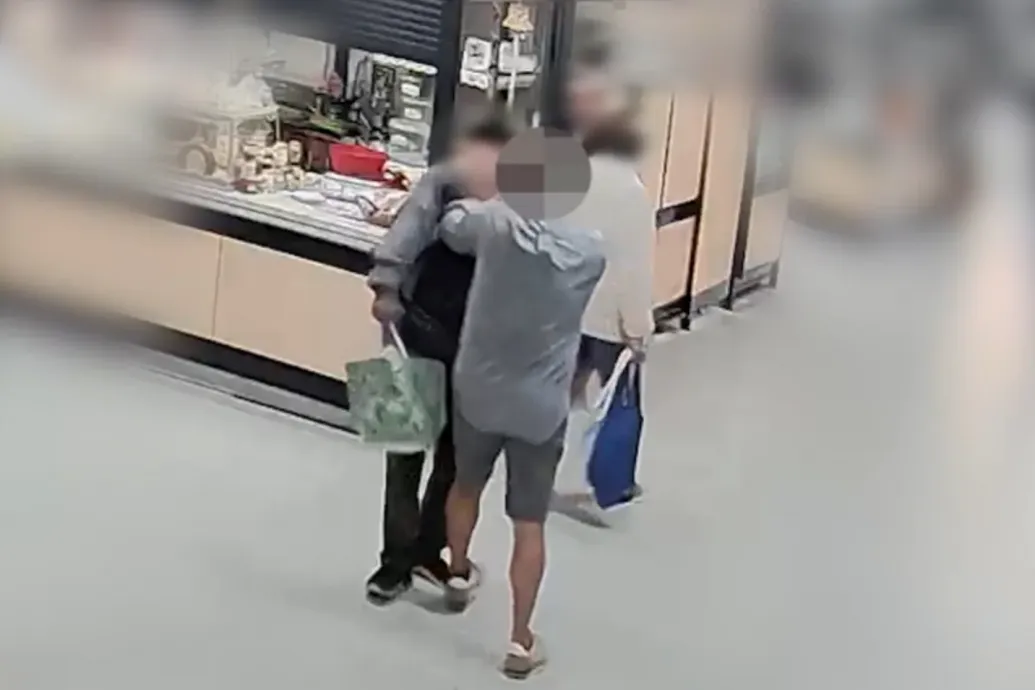 Kézzel nyúlt a kenyérért, a pék bepöccent, fojtogatni kezdte az idős pécsi férfit