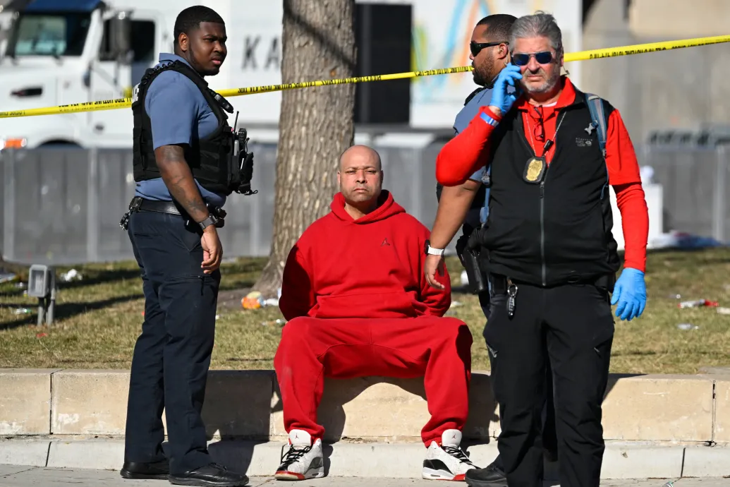 Két tinédzser lövöldözése miatt halt meg egy nő a Super Bowl-parádén