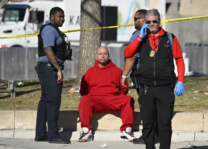 Egy a lövöldözés után őrizetbe vett férfi a Kansas City Chiefs Super Bowl-felvonulásán – Fotó: Andrew Caballero-Reynolds / AFP