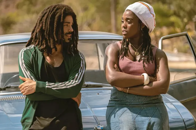 Kingsley Ben-Adir és Lashana Lynch mint Bob és Rita Marley – Fotó: Paramount Pictures