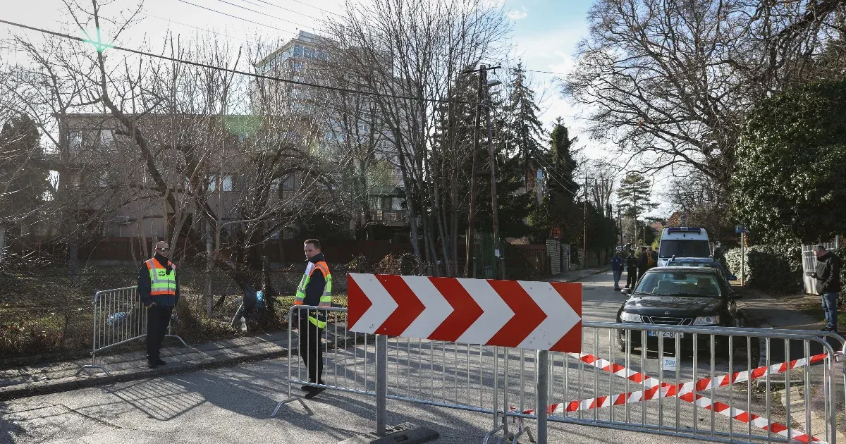 Extra készültség Balatonalmádiban – kordonokkal és biztonsági őrökkel védik a Fidesz kihelyezett frakcióülését
