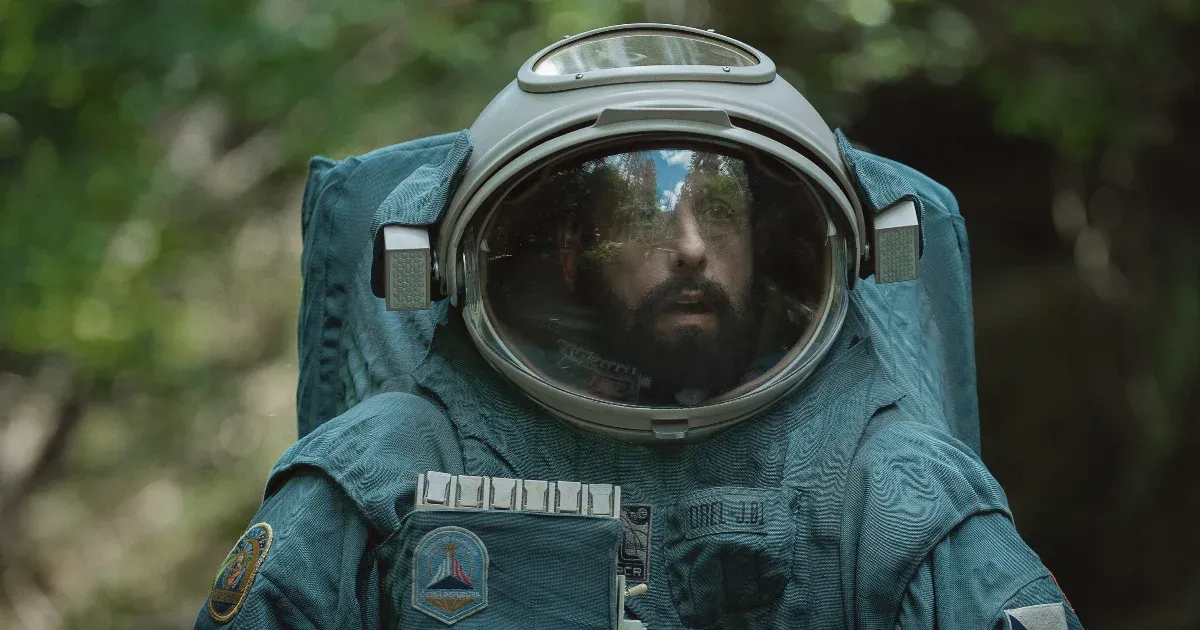 Adam Sandler elkanyarodik a Solaris felé, fedélzeten a Vízipókkal