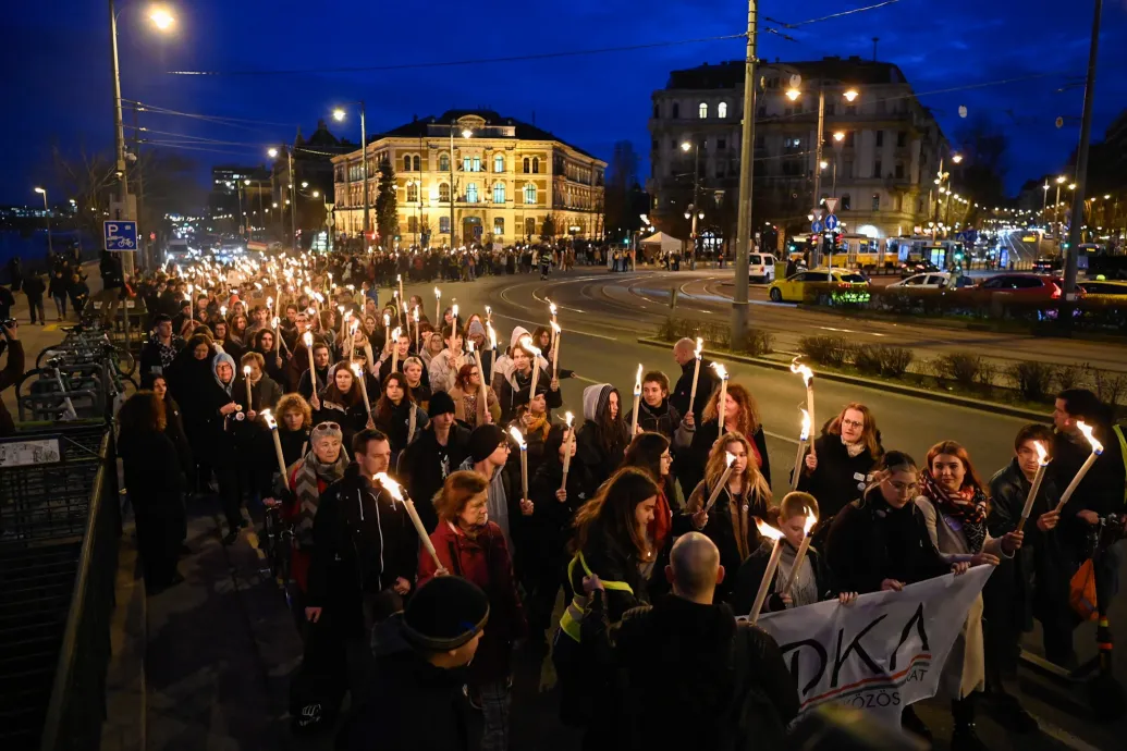 Tüntetők indultak meg a Szabadság hídon a Kossuth tér felé