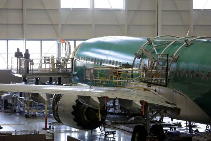 A botrányba keveredő 737 Max széria egyik gépe a gyártósoron – Fotó: Jason Redmond / Reuters