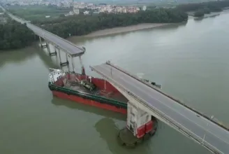 Addig halasztgatták egy kínai híd felújítását, amíg egy teherhajó ketté nem szakította