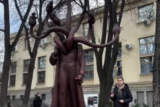 Megtámadtak egy hidrafejű Lenin-szobrot a jászvásáriak