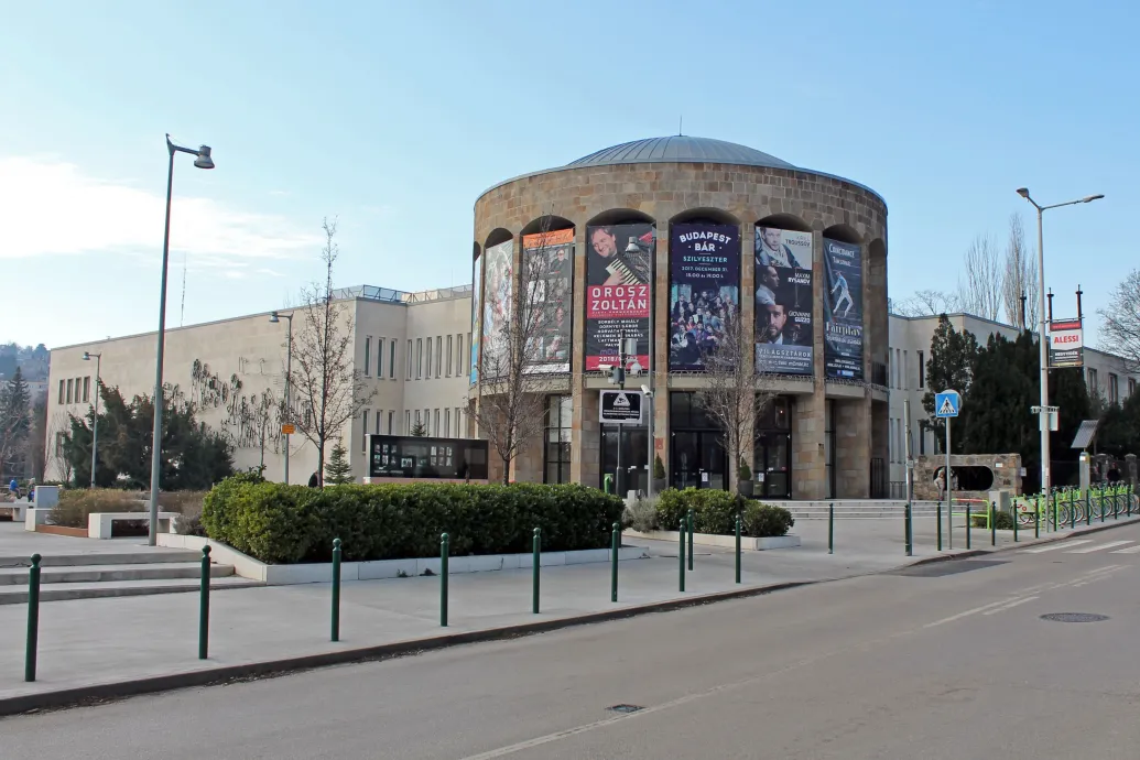 Öltözés közben, titokban fotózta a szalagavatóra készülő lányokat egy férfi a MOM Kultban