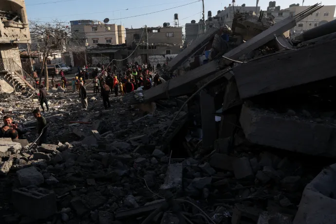 Palesztinok egy mecsetet és házakat ért izraeli csapás helyszínét vizsgálják a Gázai övezet déli részén fekvő Rafahban, 2024. február 22-én – Fotó: Ibraheem Abu Mustafa / Reuters