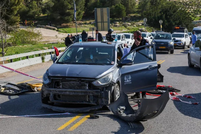 Az izraeli biztonsági erők a merényletben érintett autókat vizsgálják. Fotó: Ahamad Gharabli / AFP