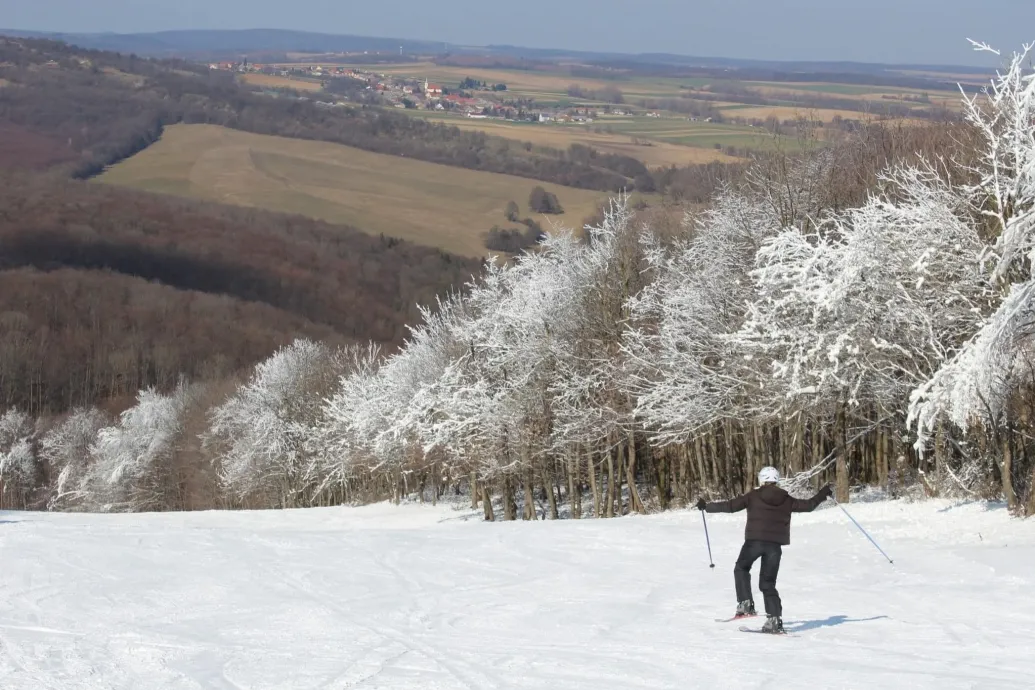 Szokatlanul meleg van, bezár idénre az eplényi sípálya