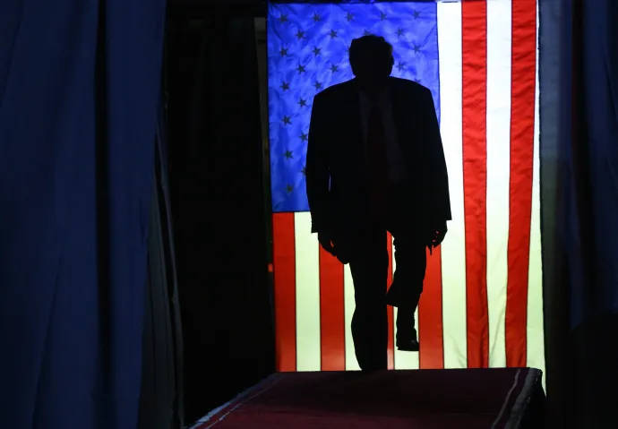 Donald Trump volt amerikai elnök belépése egy kampányeseményen, 2023. július 29-én, a pennsylvaniai Erie-ben – Fotó: Jeff Swensen / Getty Images