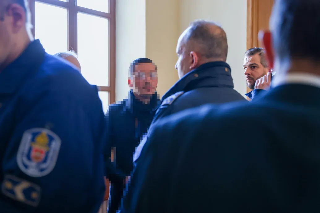 Letartóztatásban marad Portik fia, aki kávét öntött a bíróra