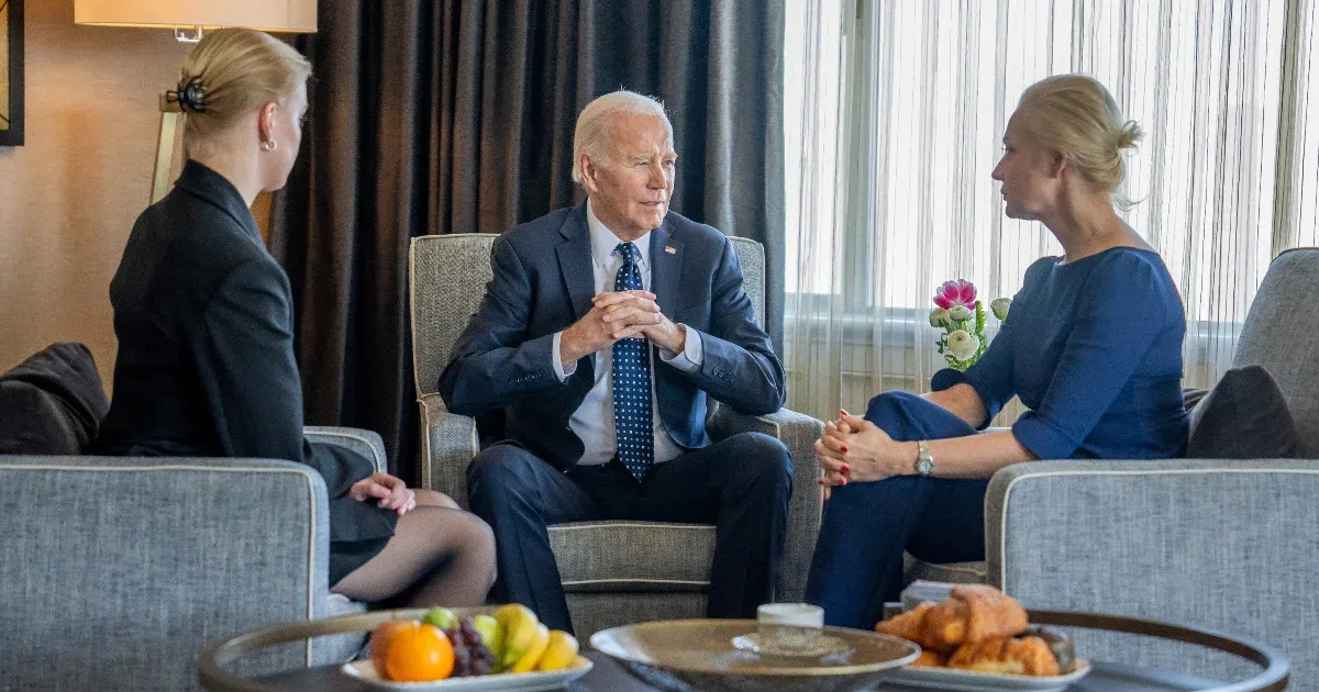 Biden Navalnij özvegyével találkozott, és egy sor orosz szankcióra készül