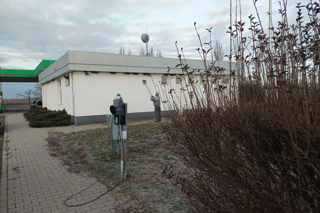 Engedélyt kértek és kaptak, arculatváltás miatt leverték a fecskefészkeket egy kenderesi benzinkúton