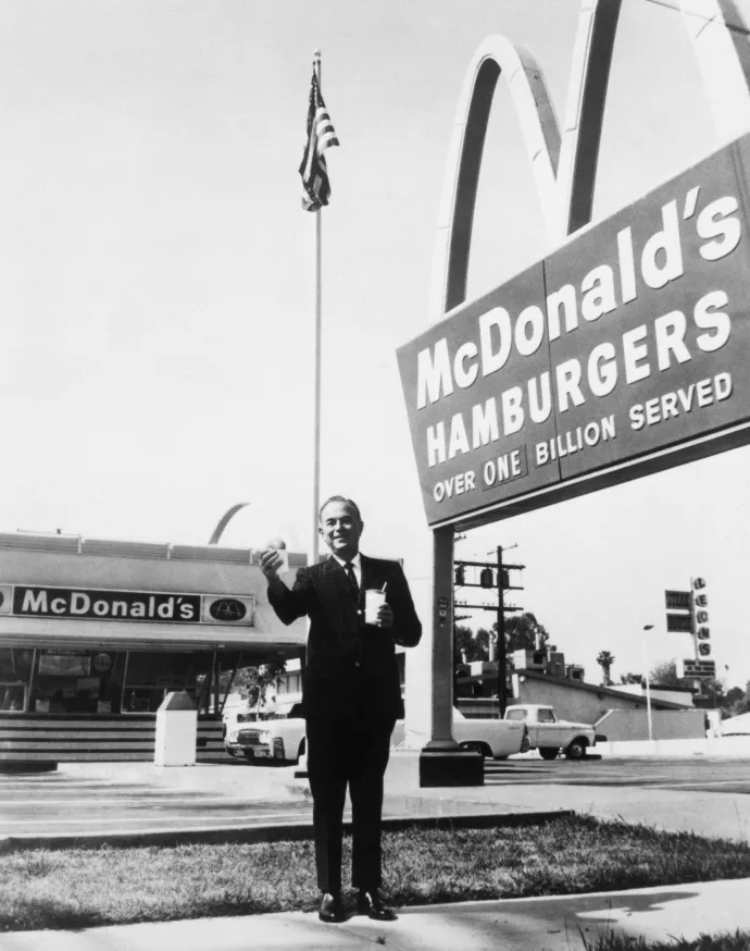 Ray Kroc az egyik első McDonald's-étterme előtt 1960-ban, kezében egy burgerrel és üdítővel – Forrás: Bettmann / Getty Images