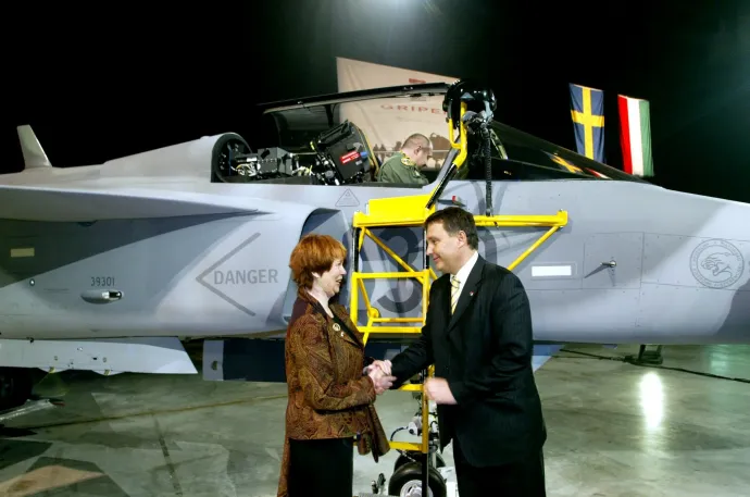 Leni Bjoerklund svéd védelmi miniszter kezet fog Juhász Ferenccel a Magyarországnak átadott első Gripen vadászgép mellett 2005. január 25-én – Fotó: Pontus Lundahl / AFP