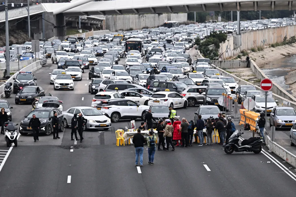 Egy izraeli küldöttség Párizsba ment, hogy egy lehetséges tűzszünetről tárgyaljon