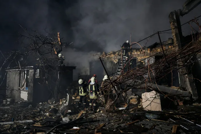Dróntámadásban megsemmisült épületet vizsgálnak a tűzoltók 2024. február 23-án Odesszában – Fotó: Vlada Liberova / Libkos / Getty Images
