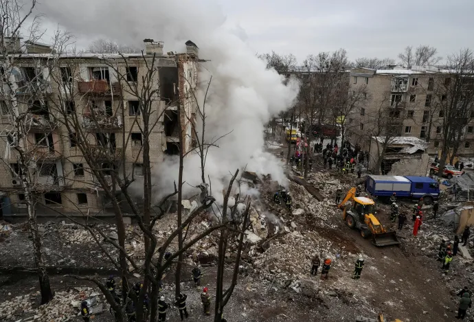 Mentők dolgoznak egy orosz rakétatámadás során súlyosan megsérült lakóépületnél Harkivban, 2024. január 23-án – Fotó: Reuters / Sofia Gatilova