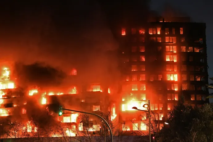 A tűz a negyedik emeletről kiindulva gyorsan terjedt a tizennégy emeletes épületben, tízen meghaltak, a többi lakót sikerült kimenekíteni. A fotó 2024. február 22-én este készült az akkor még lángoló házról – Fotó: Jose Jordan / AFP