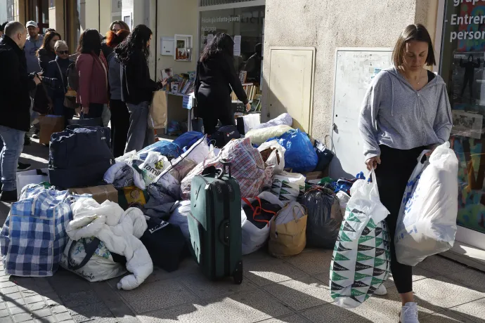 A közelben élők ruhákat adtak a tűzben otthonukat elvesztő lakóknak 2024. február 23-án – Fotó: Jose Jordan / AFP