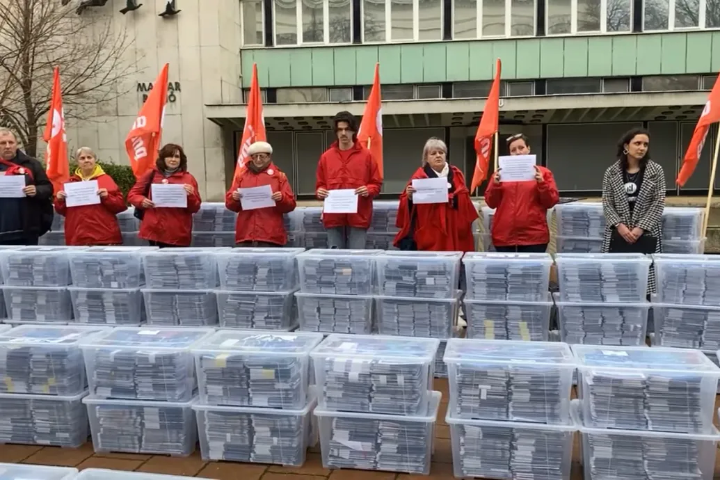 Közel 400 ezer üres nemzeti konzultációt gyűjtött össze az Egységes Diákfront és az aHang