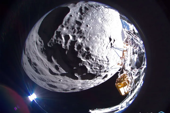 Landolás után felborult az űreszköz, amivel Amerika 50 év után visszatért a Holdra