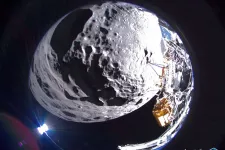 Landolás után felborult az űreszköz, amivel Amerika 50 év után visszatért a Holdra