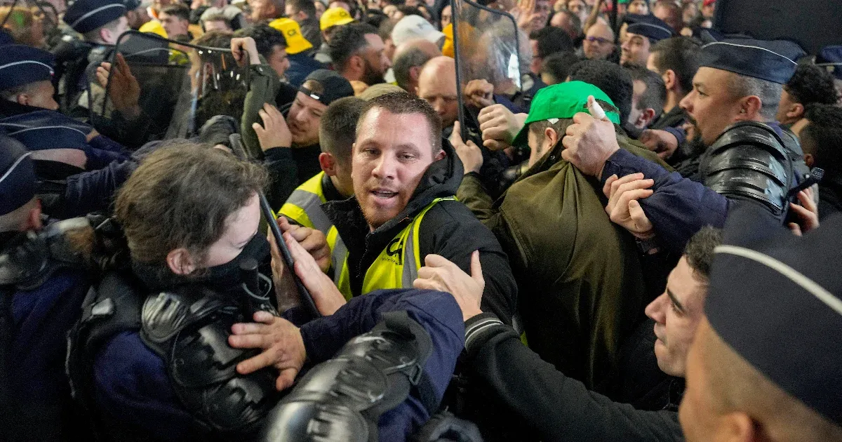 Rendőrökkel dulakodtak a tiltakozó gazdák a párizsi mezőgazdasági vásáron