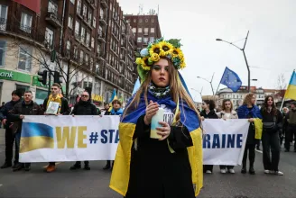 „Hitvány kormányunk van, de nem vagyunk hitvány nemzet” – az orosz követségnél demonstráltak az ukrajnai háború évfordulóján