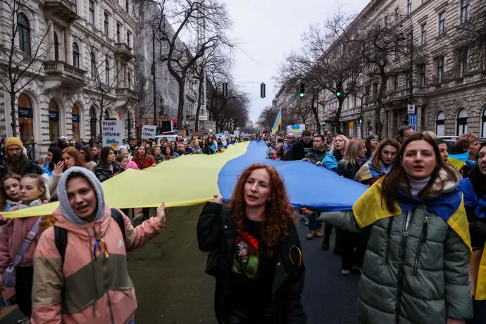 „Hitvány kormányunk van, de nem vagyunk hitvány nemzet” – az orosz követségnél demonstráltak az ukrajnai háború évfordulóján