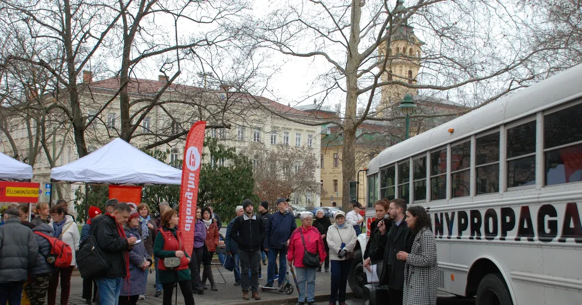 A mindent elöntő állami propaganda ellen kell tenni – Szegedre vitte a 400 ezer üres konzultációt az aHang