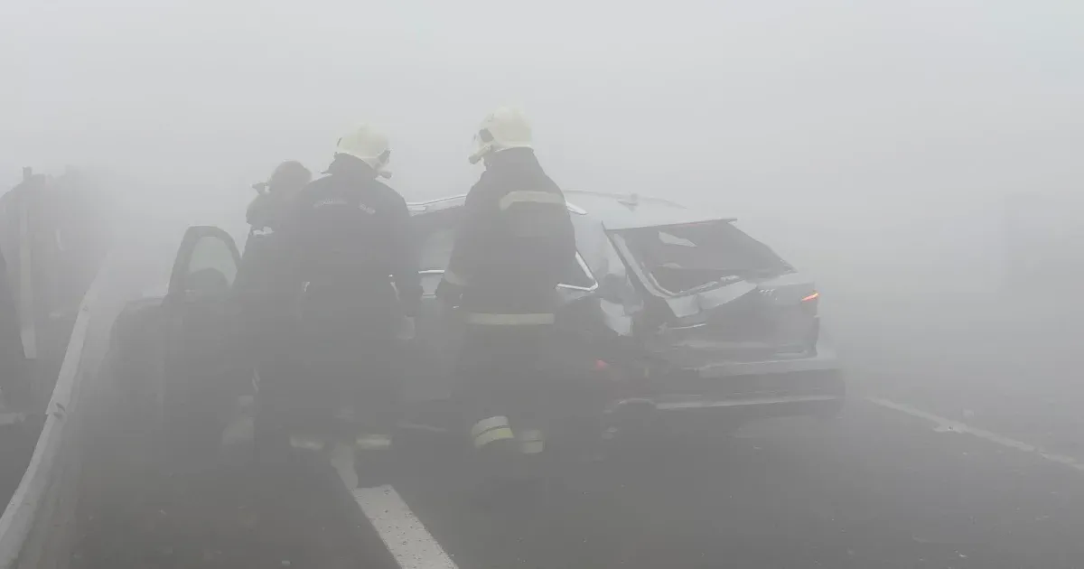 Halálos tömegbaleset a sűrű ködben az M7-esen, tűzoltódaruval szabadítottak ki egy kamion alá szorult autót Halálos tömegbaleset a sűrű ködben az M7-esen, tűzoltódaruval szabadítottak ki egy kamion alá szorult autót