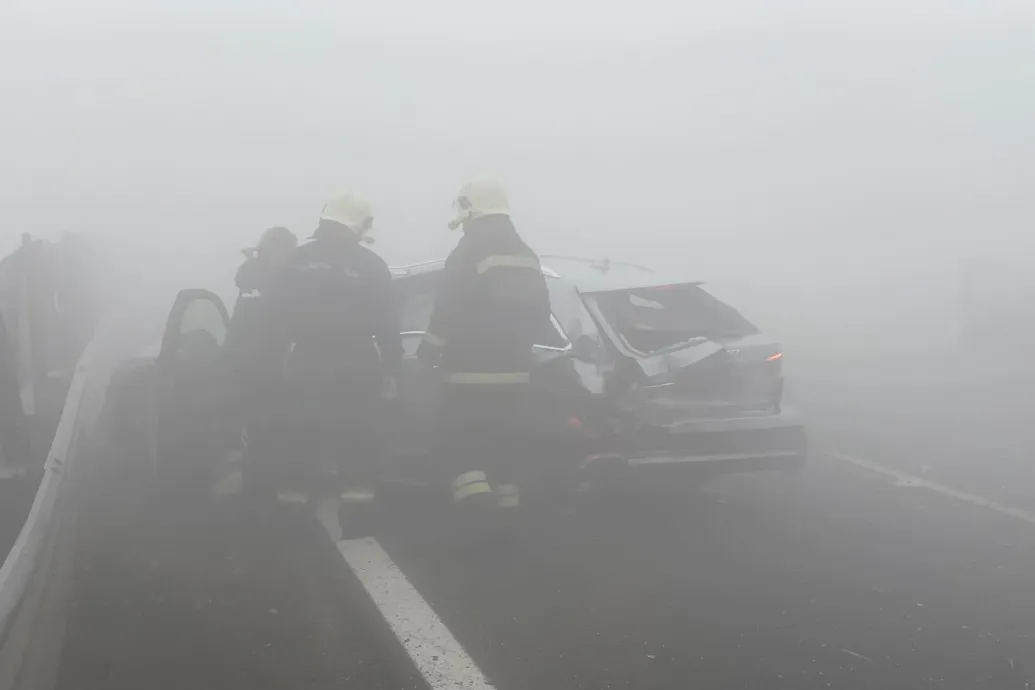Tömegbaleset a sűrű ködben az M7-esen, mindkét irányba több km-es a dugó