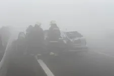 Halálos tömegbaleset a sűrű ködben az M7-esen, tűzoltódaruval szabadítottak ki egy kamion alá szorult autót