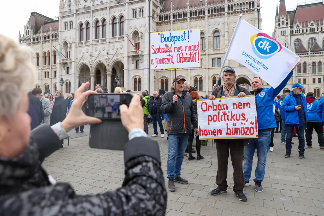 A közvetlen államfőválasztásért tüntetnek az ellenzéki pártok a Kossuth téren