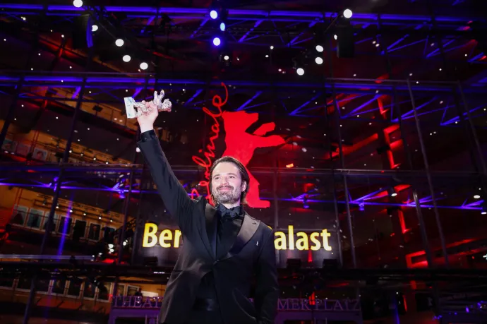 „Egy romániai kisfiúnak ez nagyon sokat jelent” – így köszönte meg Sebastian Stan az Ezüst Medvét
