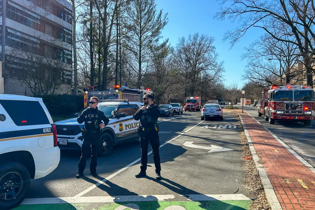 Felgyújtotta magát az amerikai légierő egy katonája a washingtoni izraeli nagykövetség előtt