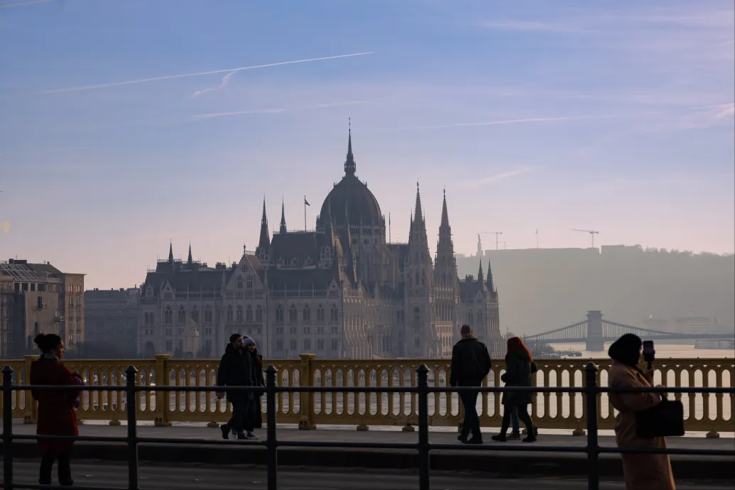 Ipsos-felmérés: A magyarok erős kezű vezetőre vágynak, a hagyományos pártokban viszont csalódtak