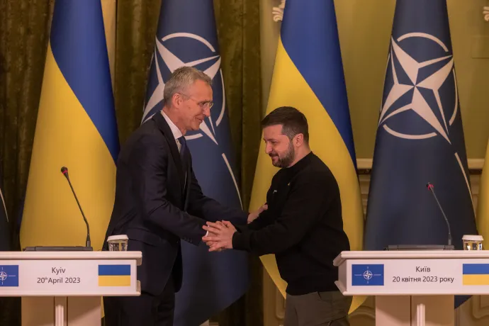Volodimir Zelenszkij ukrán elnök és Jens Stoltenberg NATO-főtitkár kezet fognak közös sajtótájékoztatójuk után 2023. április 20-án Kijevben – Fotó: Roman Pilipey / Getty Images