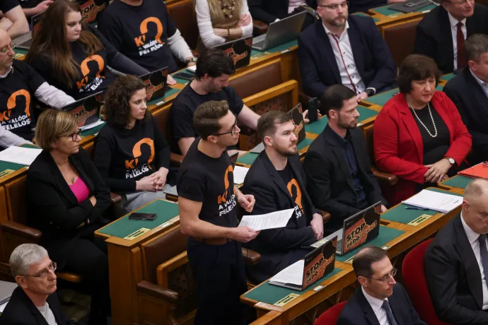 Bedő Dávid és a Momentumos képviselők "Ki a felelős?" feliratú pólókban a parlament ülésén, 2024. február 26-án – Fotó: Melegh Noémi Napsugár / Telex