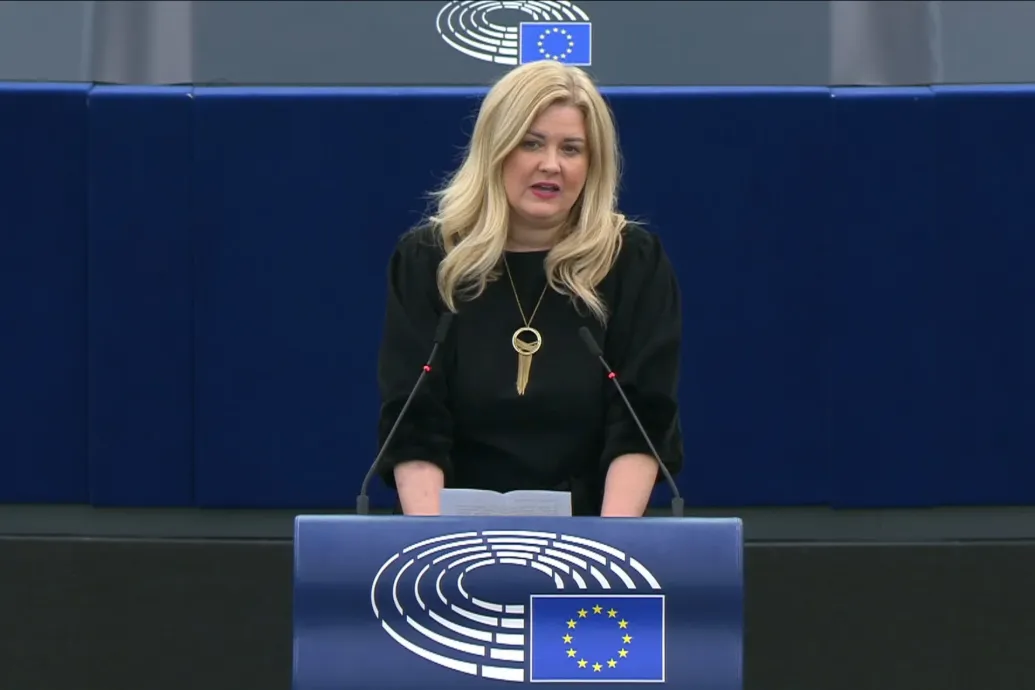 Az EU átláthatóbbá tenné a politikai reklámokat, a Fidesz cenzúrát lát