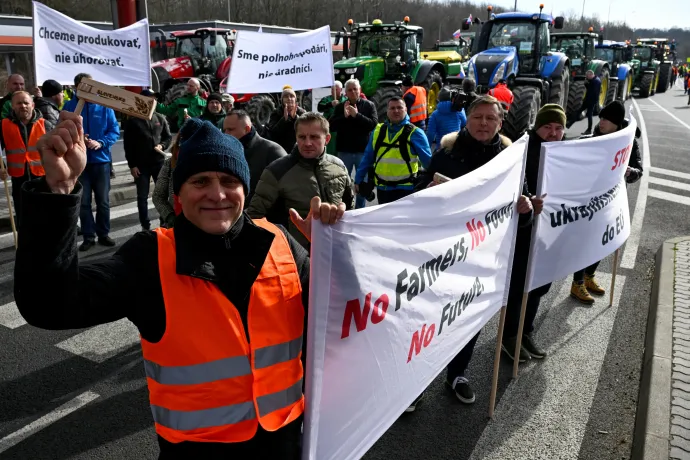 Tiltakozó gazdák az ukrán import korlátozásáért, a visegrádi négyek (V4) agrárkamaráinak szervezésében, tartott közös demonstráción szlovák–cseh határon, Holícon 2024. február 22-én – Fotó: Radovan Stoklasa / Reuters