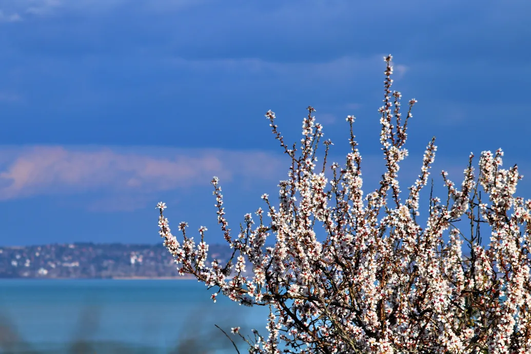 Olyan meleg lesz délután, hogy megint cipelhetjük majd a reggeli pluszrétegeket