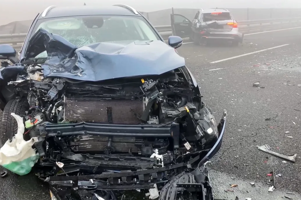 M7-es baleset szemtanúja: Féltem, ha belenézek a visszapillantóba, későn veszem észre, hogy megállt előttem egy autó a ködben