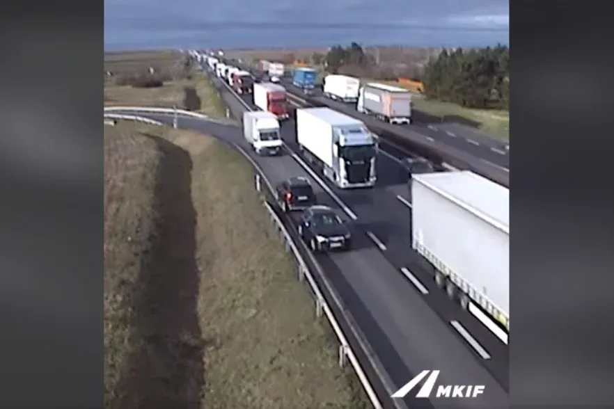 Életveszélyes manővereket vettek videóra az autópálya kamerái